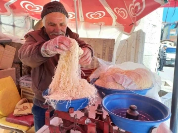 Yozgat’ta kadayıf ustası, dededen kalma mesleğini tütün kesme tezgahında sürdürüyor
