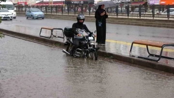 Yozgat’ta sağanak yolları göle çevirdi, sürücüler zor anlar yaşadı
