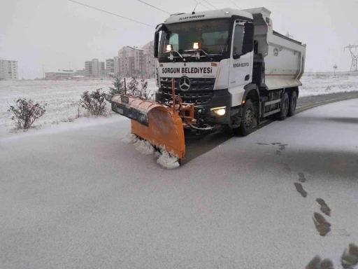 Yozgat’ta yoğun kar yağışı sonrası Sorgun Belediyesi kar temizleme mesaisinde
