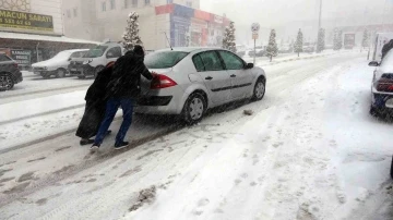 Yozgat’ta yoğun kar yağışı sürücülere zor anlar yaşattı
