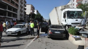 Yozgat'ta freni patlayan kamyon 8 araca çarptı, 3 kişi yaralandı