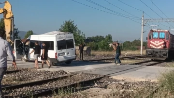 Yük treni ile minibüs hem zemin geçitte çarpıştı