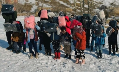 Yüksekova’da çocuklara mont ve ayakkabı yardımı yapıldı
