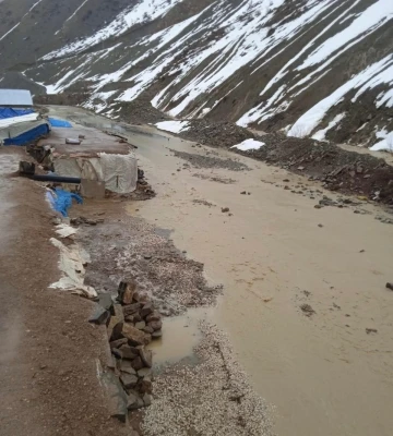 Yüksekova’da dere taştı: Ahırları su bastı
