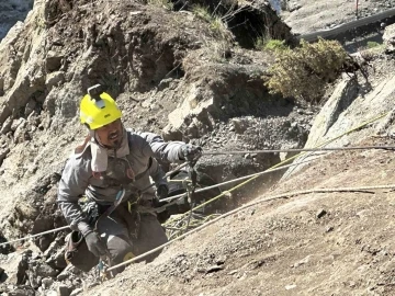 Yüksekova’da heyelan sonrası dağcılar devreye girdi
