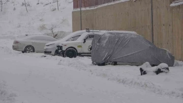 Yüksekova’da kar yağışı hayatı olumsuz yönde etkiliyor
