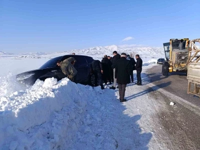 Yüksekova’da kara saplanan aracı ekipler kurtardı
