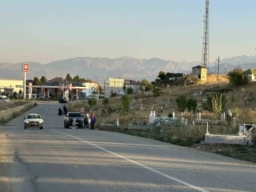 Yüksekova’da mezarlıkta yer kalmadı, mezarlar yola taştı
