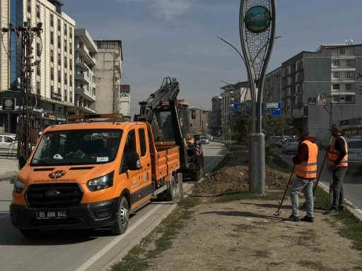 Yüksekova’da refüj yenileme çalışması
