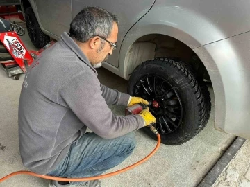 Yüksekova’da sürücüler kış lastiklerini taktırıyor
