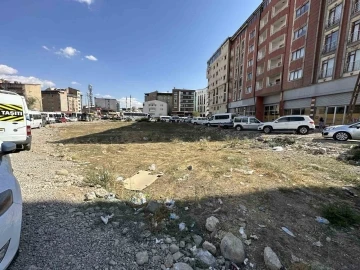 Yüksekova’nın İpekyolu Caddesi çöplerden geçilmiyor
