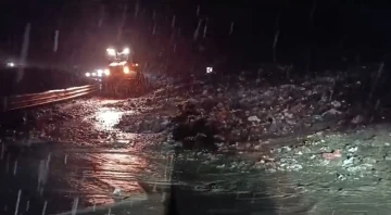 Yüksekova-Van karayolunda heyelan: Yol trafiğe kapandı
