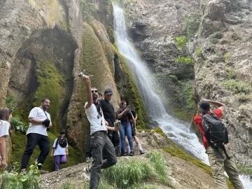 Yüksekovalı dağcılar Kaval Şelalesi’ni gezdi
