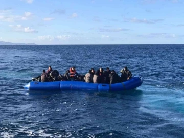 Ölüme terk edilen 35 kaçak göçmen kurtarıldı