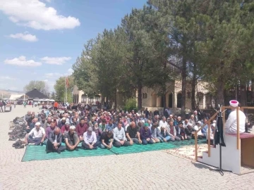 Yunus Emre’nin kabri başında eller ‘yağmur’ diye duaya açıldı
