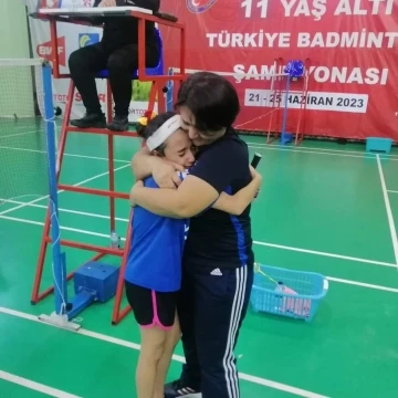 Yunusemreli Zeren badmintonda Türkiye üçüncüsü oldu
