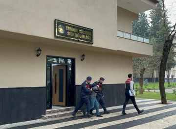 Yurda kaçak girmeye çalışan terör örgütü üyesini jandarma yakaladı
