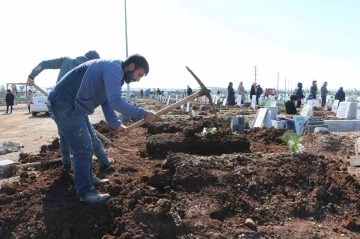 Yürek yakan hatıralar mezarlıklara dizildi
