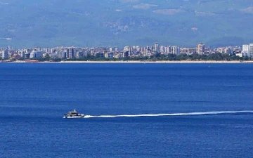 Yüzen 3 kişinin kıyıya dönemediği ihbarı deniz polisini alarma geçirdi