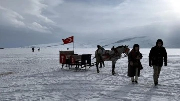 Yüzeyinin büyük bölümü donan Çıldır Gölü'nde hafta sonu yoğunluğu