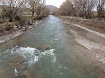 Zamantı Irmağı kuraklıkla karşı karşıya
