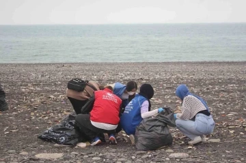 ZBEÜ öğrencileri sahilde çöp topladı
