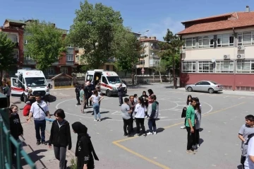 Öğretmenler zehirlenen öğrencilerle ilgilenmek yerine, basın mensuplarına saldırdı