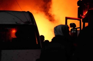 Doğalgaz borusu patladı, 4 araç yandı