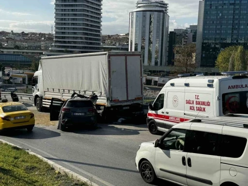 Zeytinburnu’ndaki feci kazada otomobil, park halindeki kamyonete çarptı: 1 ölü
