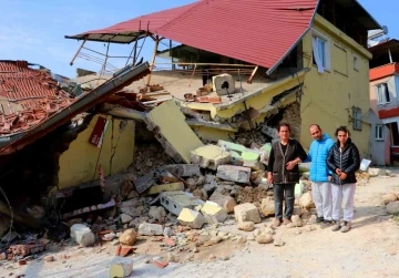 Zihinsel engelli çocuklarıyla balkondan atlayarak kurtuldu
