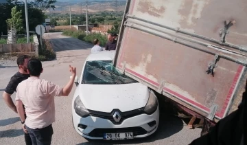 Zincirleme kazaya karışan araç, yoldan geçen otomobilin üzerine devrildi
