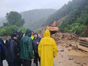 Zonguldak-Ereğli Karayolu heyelanlar nedeniyle trafiğe kapatıldı
