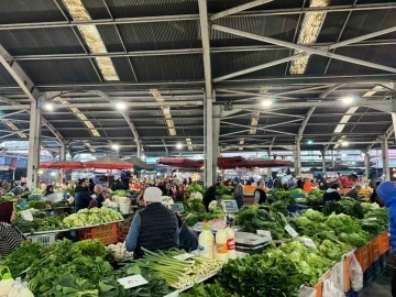 Zonguldak halk pazarında bezelye 100 liradan alıcı buldu
