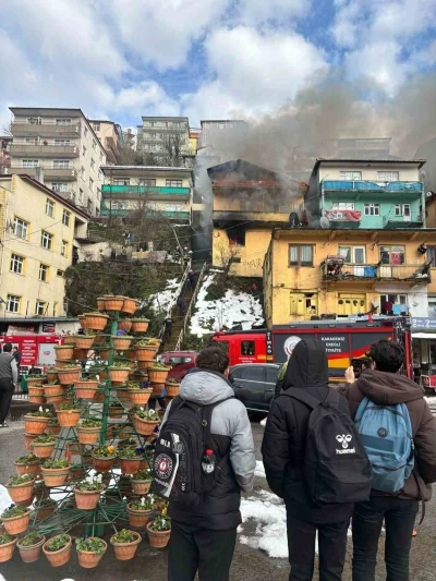 Zonguldak’ta iki katlı binada korkutan yangın
