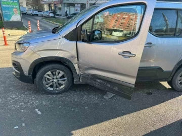 Zonguldak’ta iki otomobil çarpıştı
