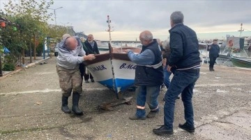 Zonguldak'ta balıkçılar hafta sonu beklenen fırtına öncesinde önlem aldı