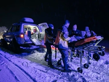 Zorlu kış şartlarında paletli ambulans ile 72 yaşındaki hastaya ulaştılar