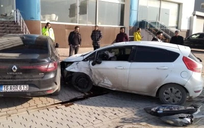 Bursa'da 2 kişinin yaralandığı trafik kazasının kamera görüntüleri 